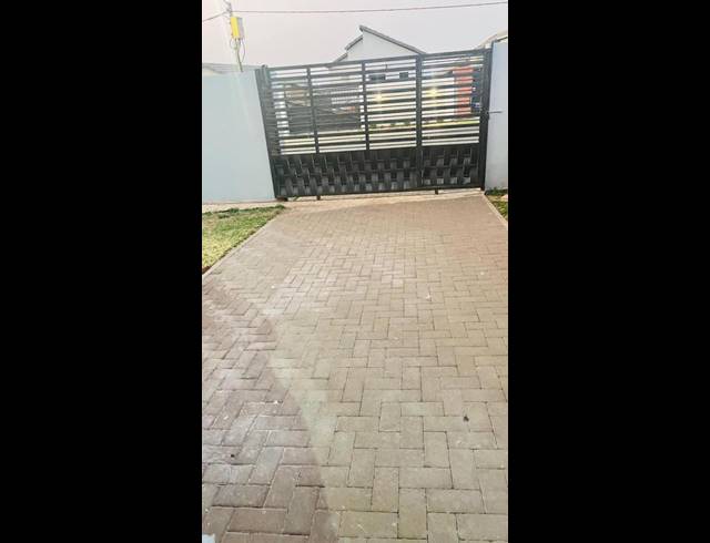 2 BEDROOM HOUSE FOR SALE IN SOUTH HILLS